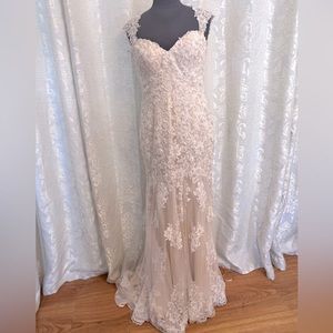 Lace Wedding gown with sweetheart keyhole back